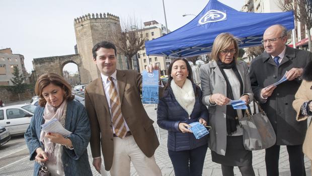 Bellido, junto a varios concejales del PP en la avenida de Las Ollerías