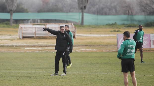 Luis Carrión da indicaciones en un entrenamiento