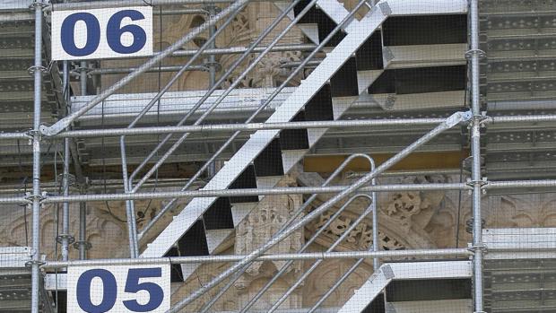 Un trabajador trabajando en unas escaleras