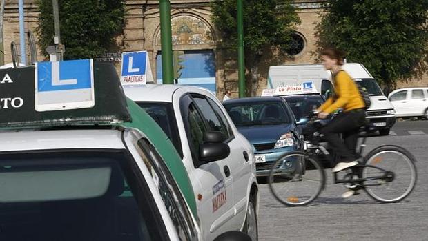 Varios coches de autoescuela en la calle