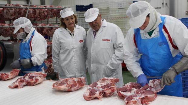 Carmen Ortiz, junto a Federico Beltrán, presidente de Famadesa en las instalaciones de la cárnica