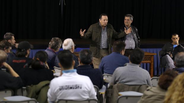 El portavoz de Facua habla en la reunión de la marea blanca de Córdoba, constituida ayer