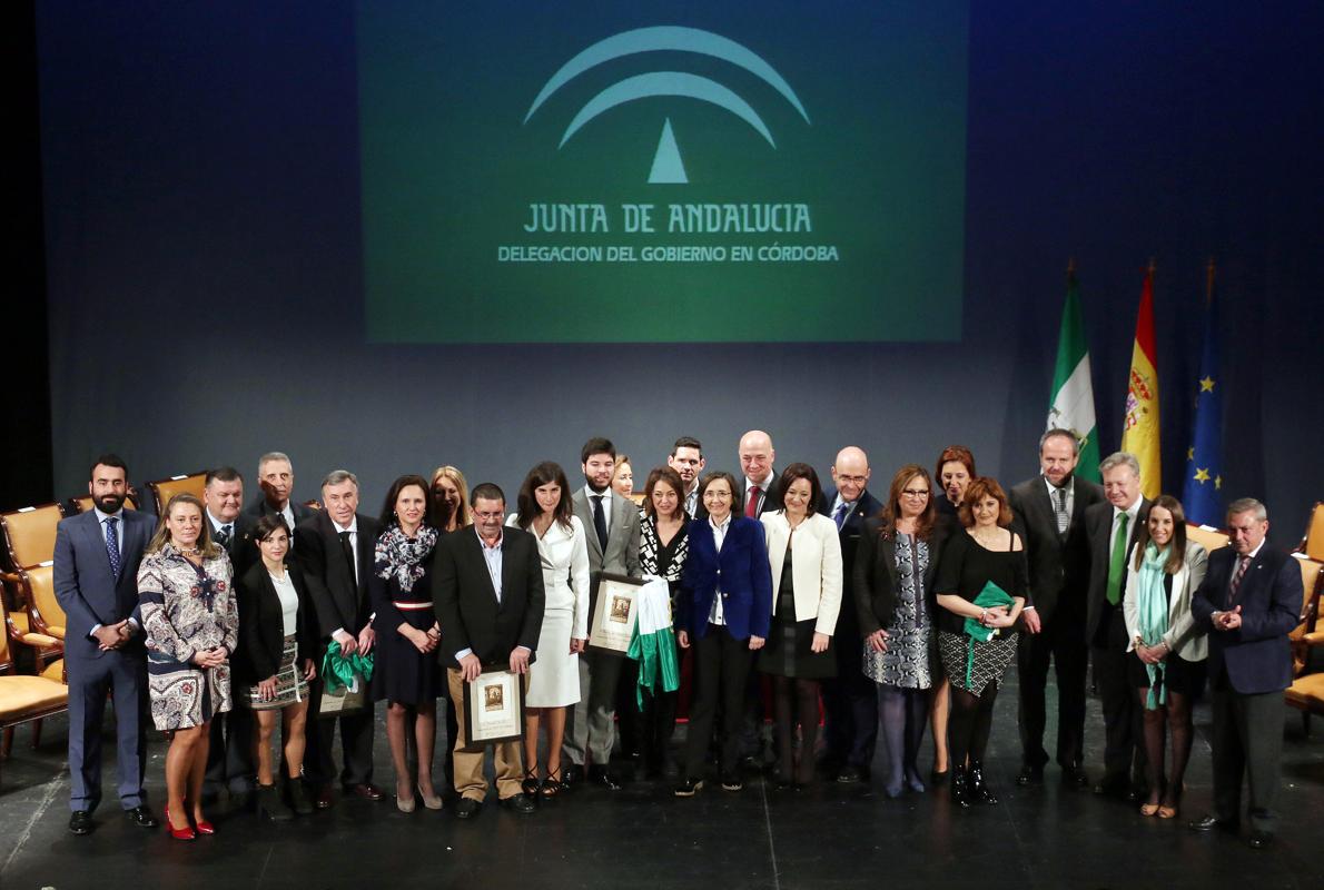 Foto de familia de los premiados por la Junta en Córdoba en 2016 con motivo del Día de Andalucía