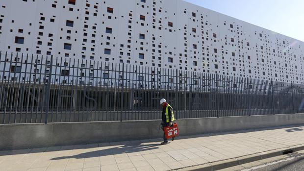 Un operario de la obra frente al edificio del Parque Joyero