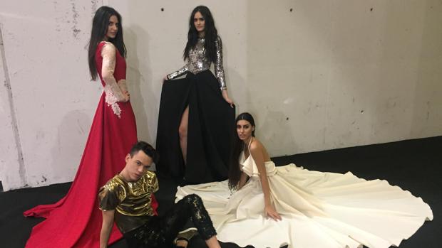 José Perea posa junto a modelos con sus confecciones