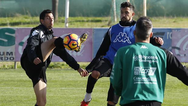 Caballero y Héctor Rodas pelean por un balón en el aire