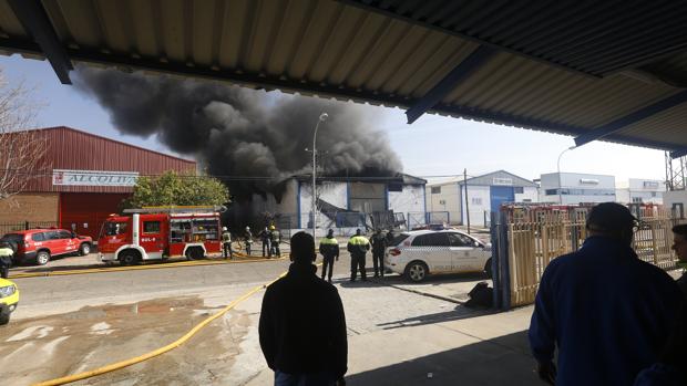 La última gran actuación de los bomberos fue en la nave de La Oportunidad en las Quemadas