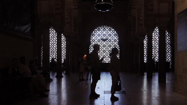 Interior de la Mezquita con las celosíasal fondo