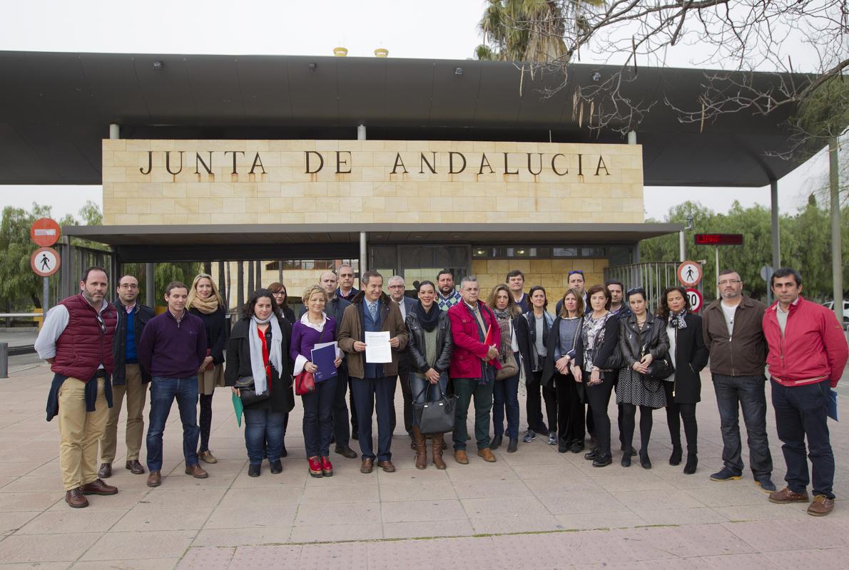 Representantes de las Asociaciones durante la entrega del escrito en la Consejería de Educación