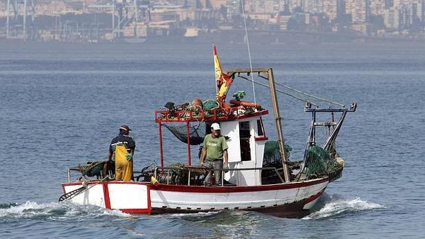 Barco de pescadores en alta mar