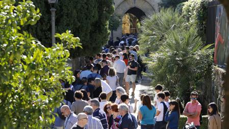 Colas a la puerta del Alcázar de los Reyes Cristianos