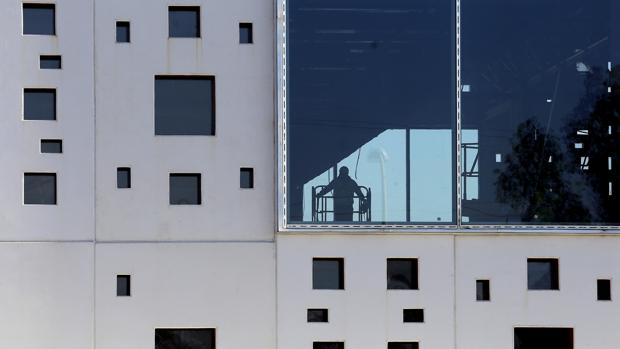 Un operario dentro de la obra del Centro de Convenciones