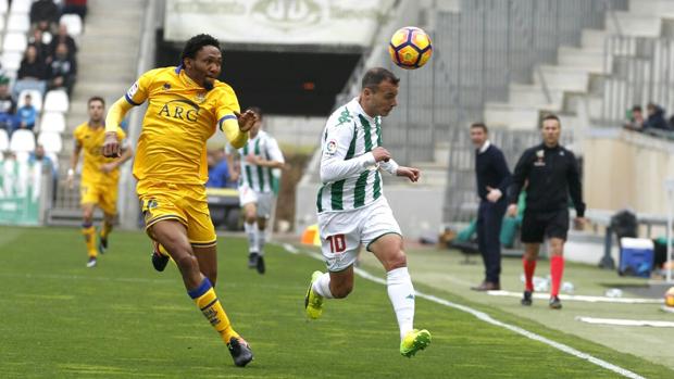 Juli pelea la pelota con Owona