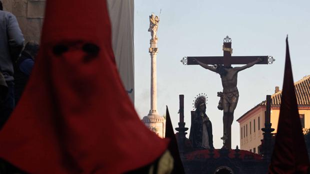 El Señor de la Caridad, con el Triunfo de San Rafael al fondo