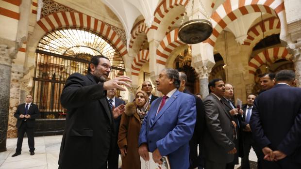 Visita de los embajadores árabes a la Mezquita-Catedral