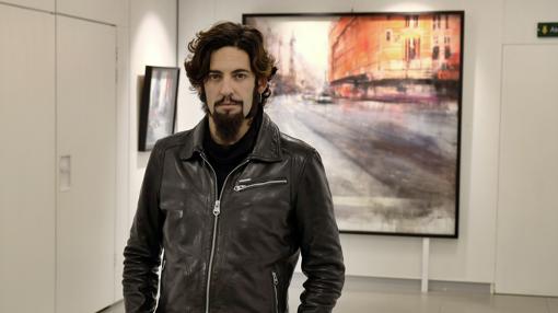 El pintor onubense Pedro Rodríguez en su última exposición en Sevilla