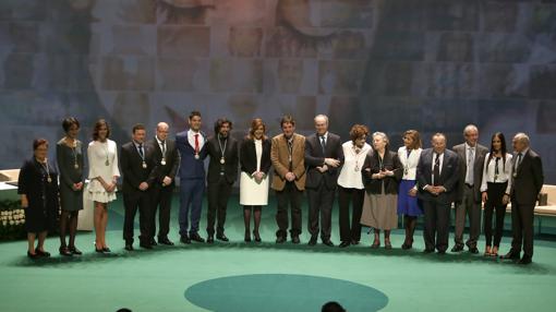 La presidenta de la Junta, con los premiados