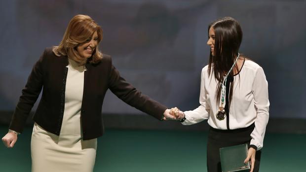 Susana Díaz entrega la medalla de Andalucía a India Martínez