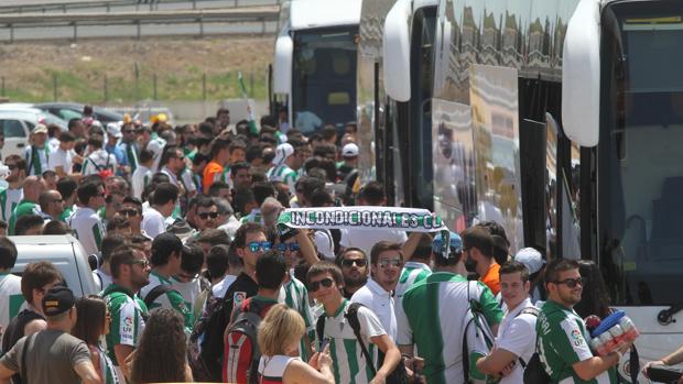 Seguidores del Córdoba CF se preparan para viajar en autocar a un desplazamiento