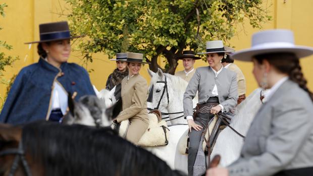 Un grupo de amazonas a la grupa de sus caballos, ayer