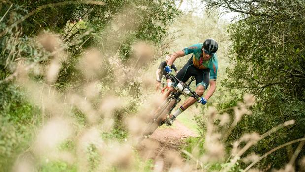 Tiago Ferreira, ganador de la etapa en Córdoba y líder de la Andalucía Bike Race