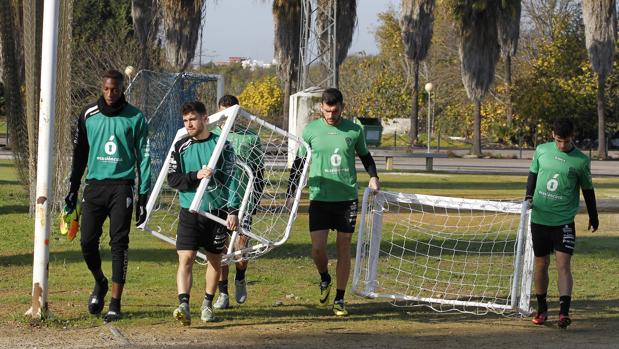 Jonathan Bijimine, a la izquierda, vuelve a los entrenamientos