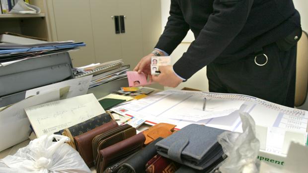 Carteras en la oficina de objetos perdidos de la Policía