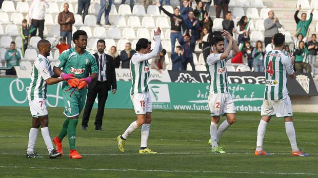 Razak, portero del Córdoba CF, es felicitado por Bergdich tras dejar la portería a cero