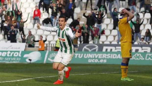 Alfaro, que no ha sido titular con Carrión en la Liga, celebra el gol del triunfo ante el Alcorcón