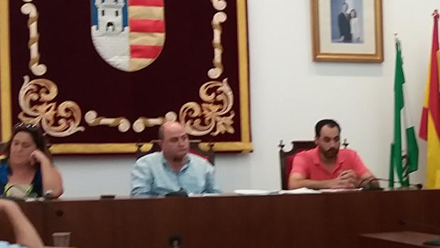 El alcalde de Posadas, Emilio Martínez (centro) en un pleno