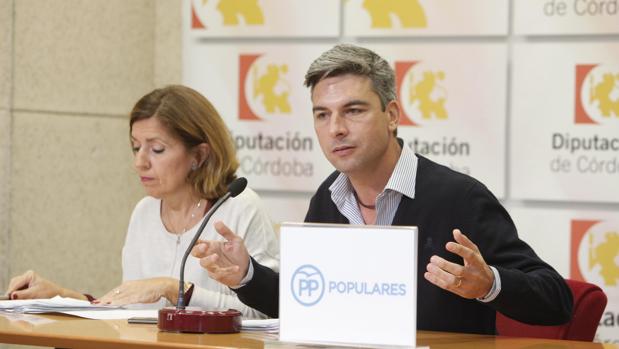 Los portavoces populares Andrés Lorite y María Jesús Botella