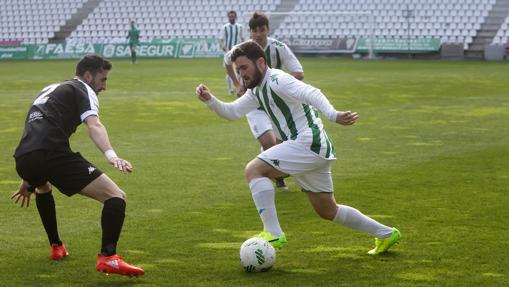 Javi Galán progresa con la pelota