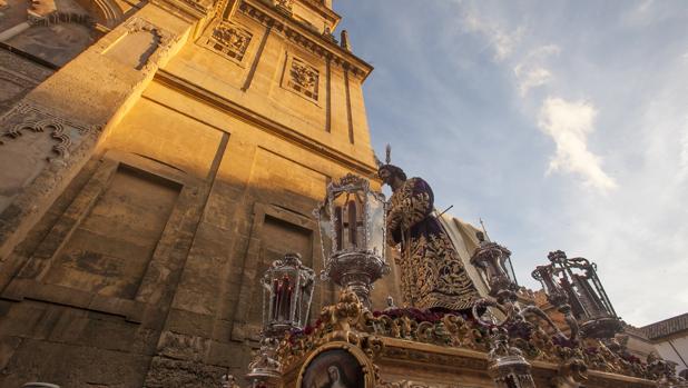 El Señor de la Redención, al pie de la torre de la Catedral