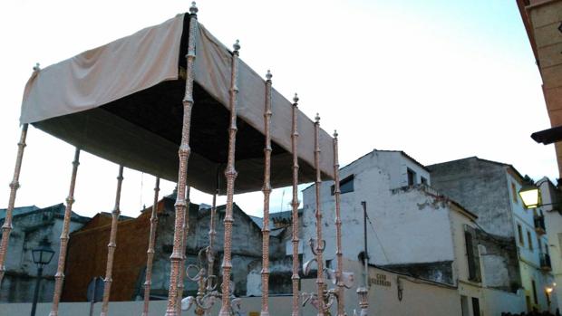 El palio de la Virgen del Rosario durante el ensayo