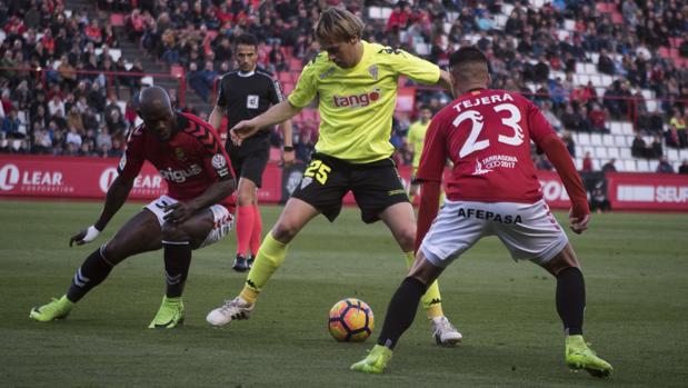 Javi Lara entre Emaná y Tejera en el Nástic-Córdoba CF de este domingo en Tarragona