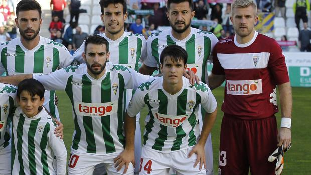 Esteve, en la fila inferior (a la derecha), antes del partido en El Arcángel ante el Cádiz