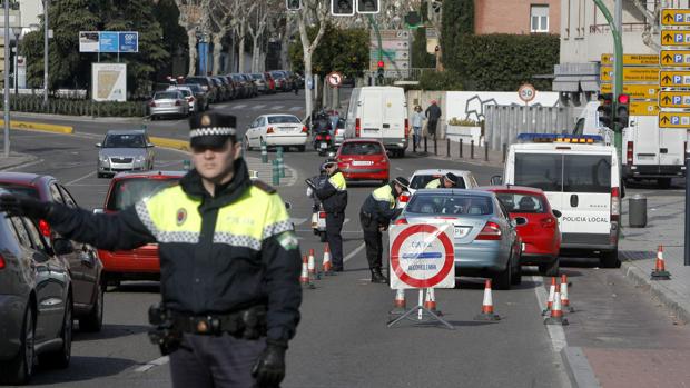 Agentes de la Policía Local en un control en las calles de Córdoba