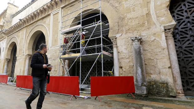 Trabajos para retirar la celosía de la nave 17