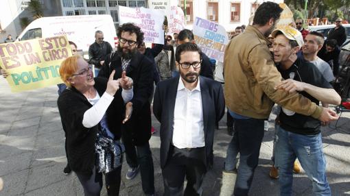 El parlamentario de Podemos es increpado a la salida de los juzgados