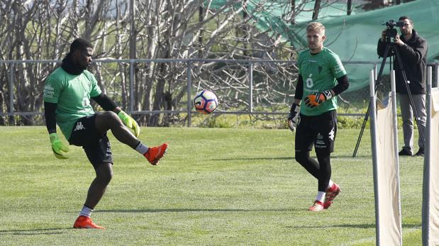 Razak y Pawel pelotean en el entrenamiento del Córdoba CF del martes