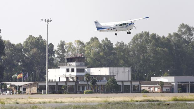 Una avioneta despega en la pista del Aeropuerto de Córdoba