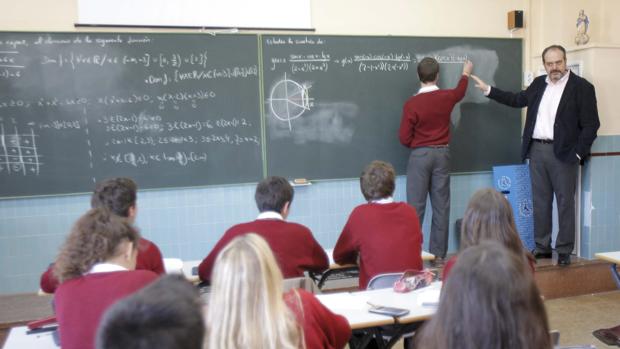 Un profesor imparte clase en el colegio La Salle de Córdoba