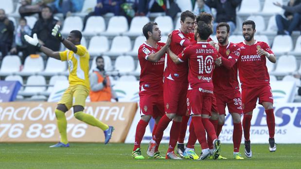 Razak protesta el 0-1 del Zaragoza tras un error del africano