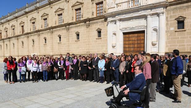 Concentración de apoyo a las mujeres que se celebró ayer en el Parlamento de Andalucía