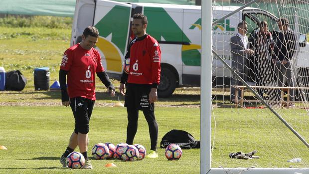 El entrenador del Córdoba CF, Luis Carrión, sonriente en un entrenamiento