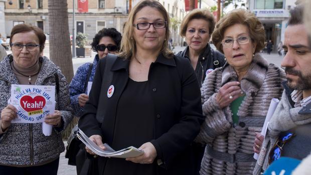 Paloma Hergueta, la portavoz de la marea blanca de Huelva