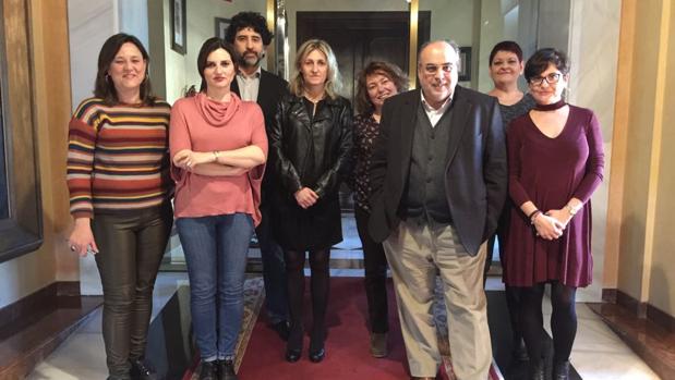 Foto de familia del jurado del premio periodístico «Julio Anguita Parrado»