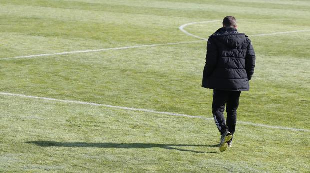 El entrenador del Córdoba CF, Luis Carrión, con su sombra en el entrenamiento