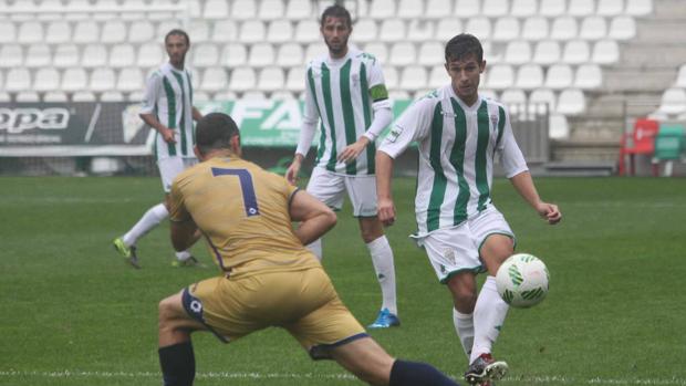 Víctor Mena pone un pase frente al Recreativo de Huelva