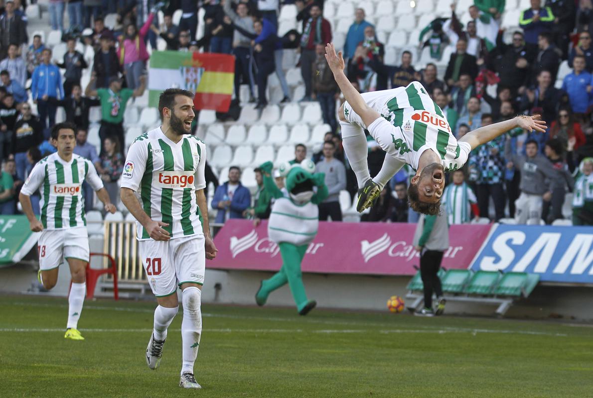 Antoñito celebra el gol de Rodri al UCAM